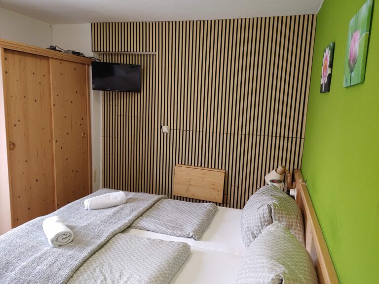 Double-room-with-balcony-for-2-people-1B-5B-seerose-obertraun-com-1000032369 (002)