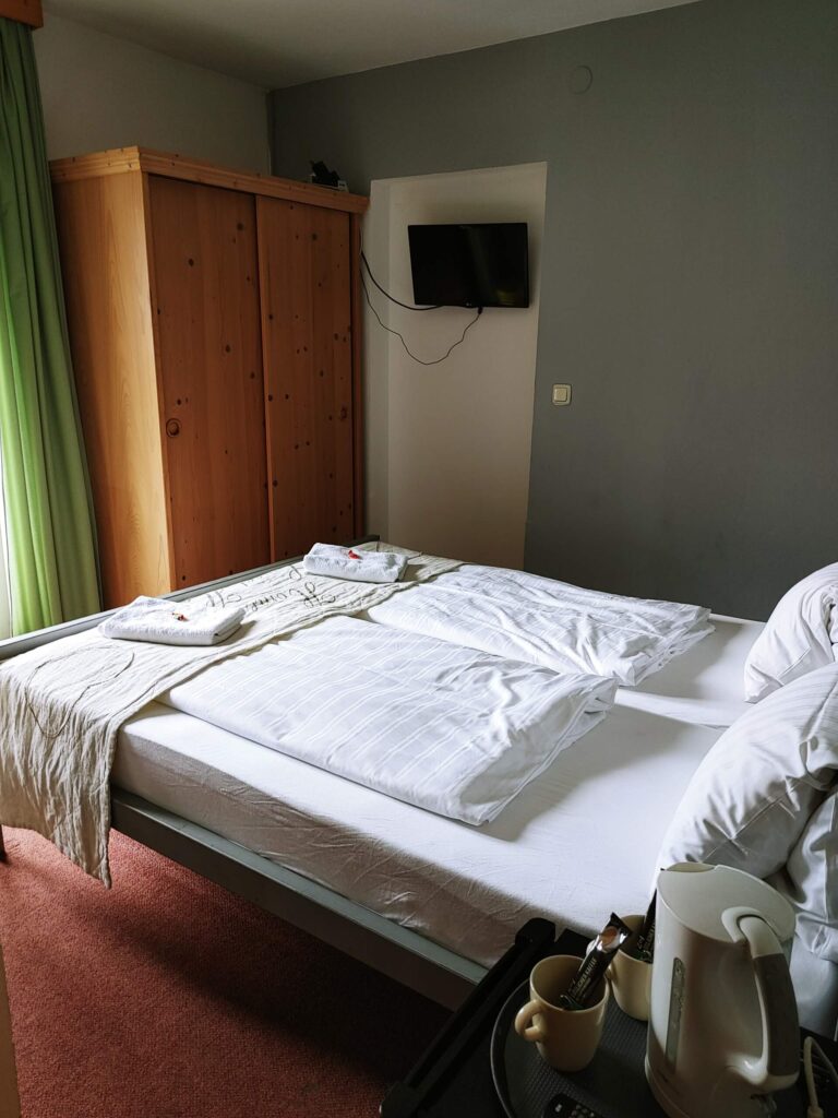 Double-room-with-balcony-for-2-people-1B-5B-seerose-obertraun-com-20250817_110638