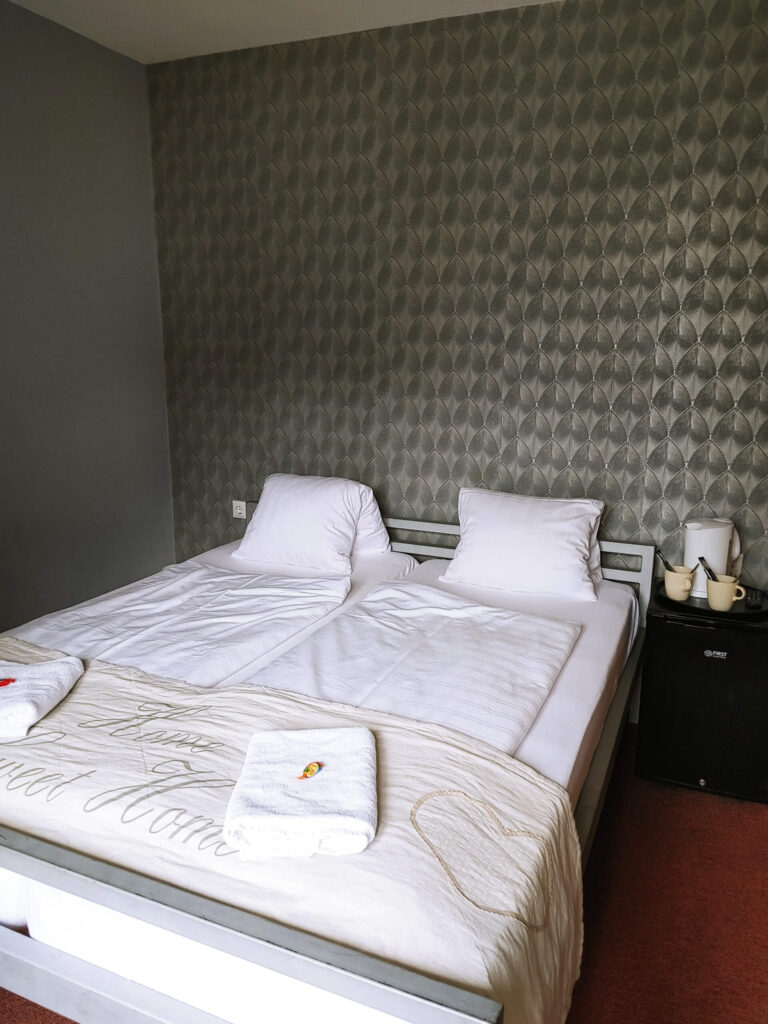 Double-room-with-balcony-for-2-people-1B-5B-seerose-obertraun-com-20250817_110656