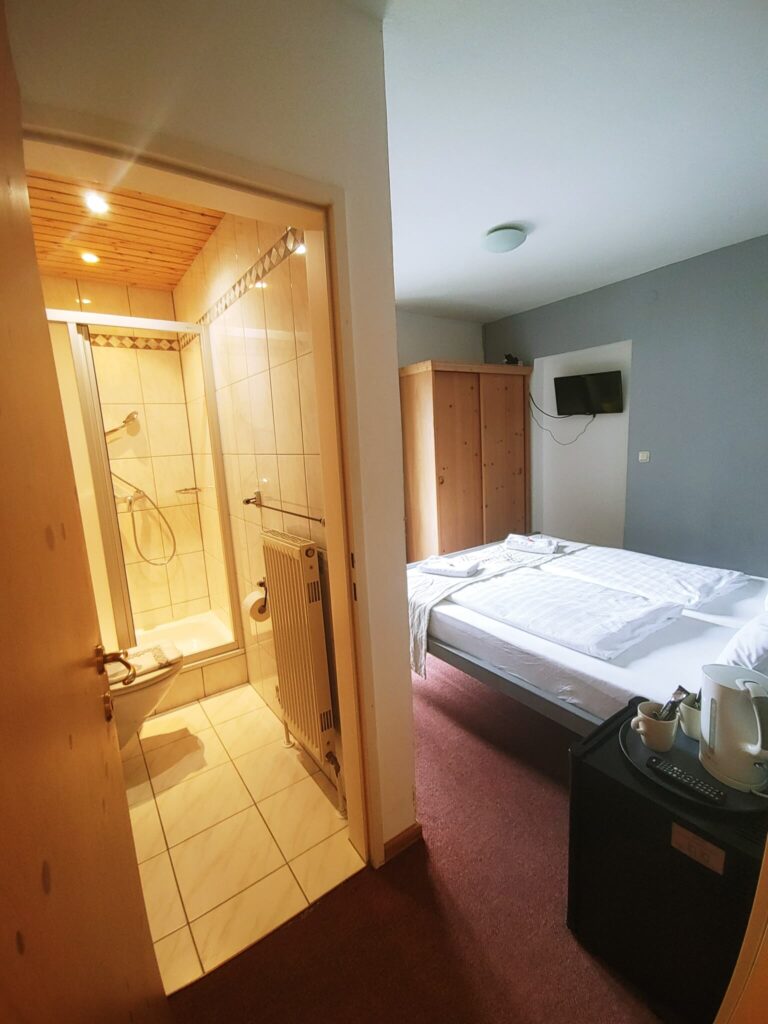 Double-room-with-balcony-for-2-people-1B-5B-seerose-obertraun-com-20250817_111011